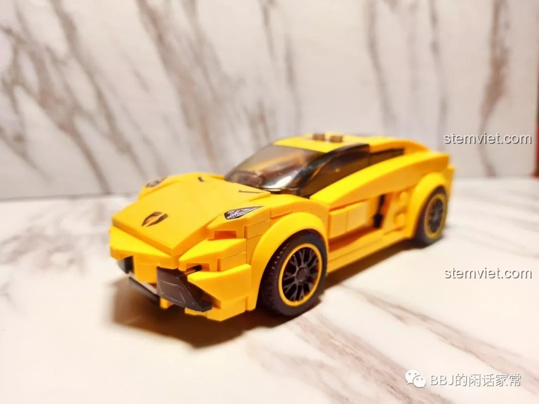 Cận cảnh mô hình Sembo Block 607026 Siêu Xe Lamborghini màu vàng sau khi lắp ráp hoàn chỉnh, góc nhìn chéo từ phía trước.