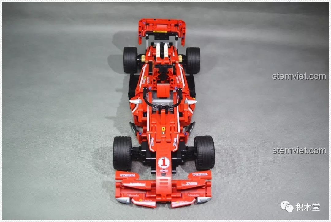 Góc nhìn chéo của xe đua Sembo FRR-F1, thể hiện vẻ đẹp mạnh mẽ và tốc độ của mô hình.