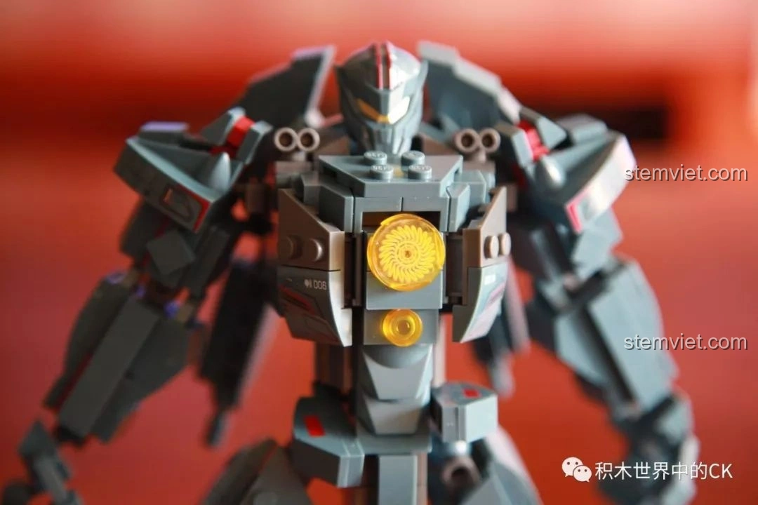 Robot Gipsy Avenger từ bộ Sluban M38-B0726A đã lắp ráp hoàn chỉnh, đứng thẳng, nhìn từ phía trước. Đánh giá Sluban M38 B0726A Người Máy Gipsy Avenger Phục Thù Lang Thang.