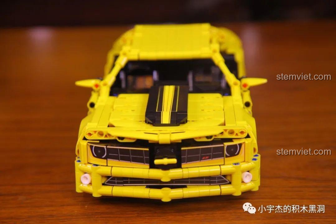 Đánh giá SY 8617 Siêu xe Chevrolet Camaro: cận cảnh phần đầu xe với sticker đèn pha và lưới tản nhiệt.