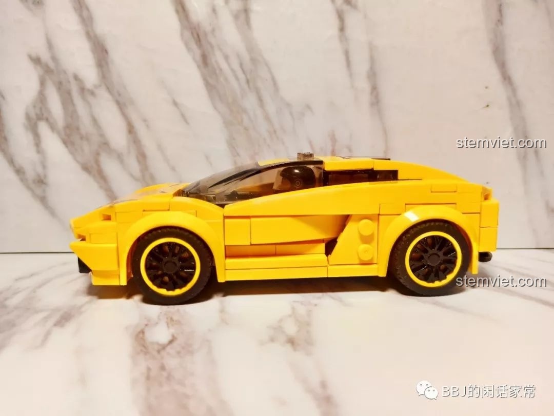 Đánh giá thiết kế thân xe của bộ lắp ráp Xe thể thao Lamborghini Sembo 607026 với các đường nét khí động học.