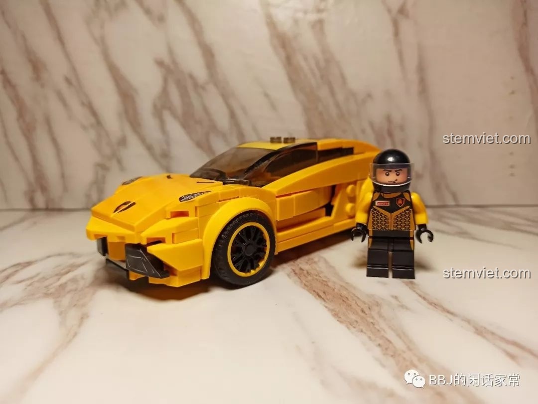 Đánh giá tổng thể bộ lắp ráp Sembo Block 607026 Siêu Xe Lamborghini màu vàng cùng minifigure tay đua đi kèm.