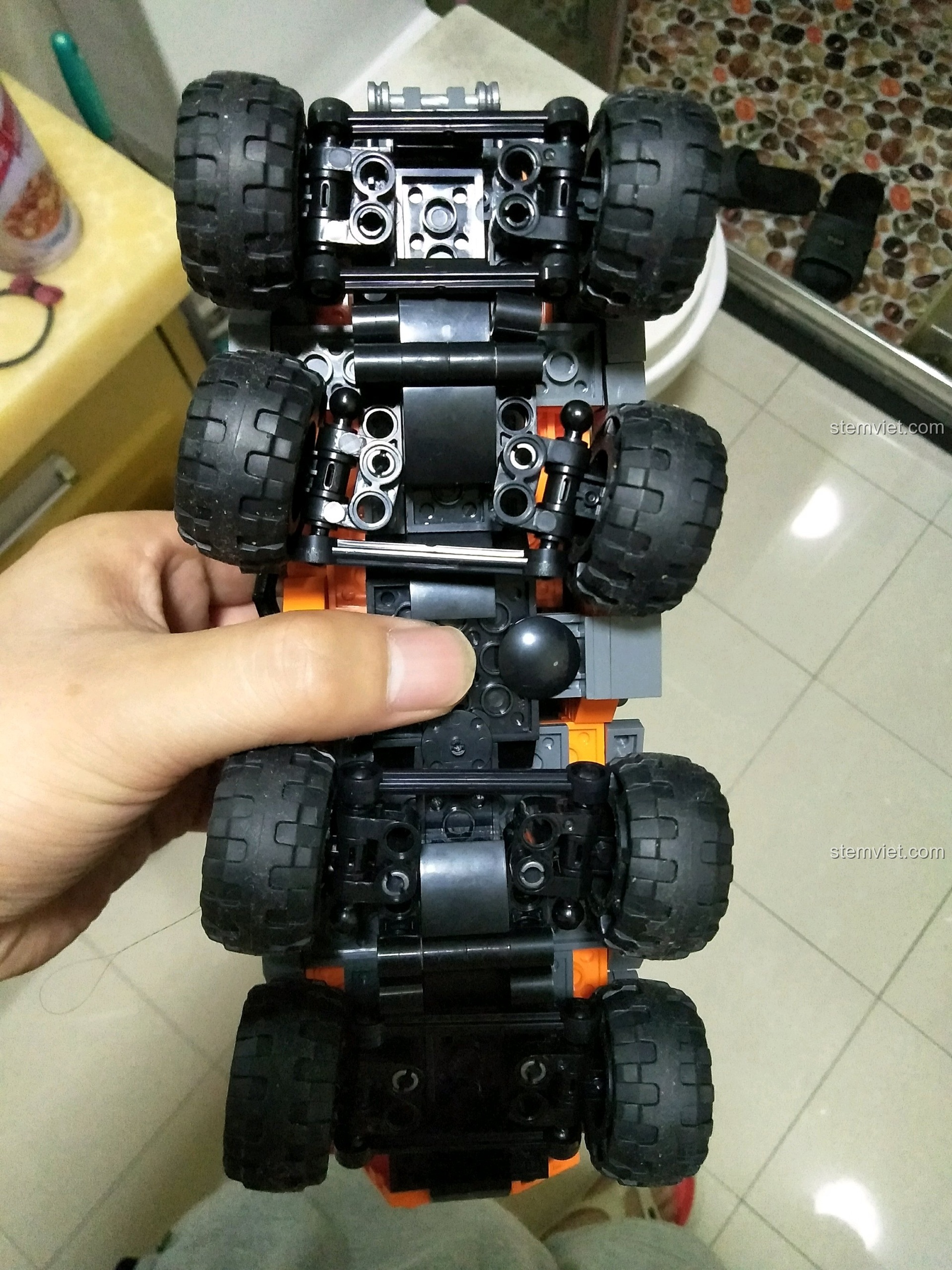 Cận cảnh bộ khung gầm và hệ thống treo 8 bánh của xe Xingbao XB-03027 sau khi lắp ráp xong.