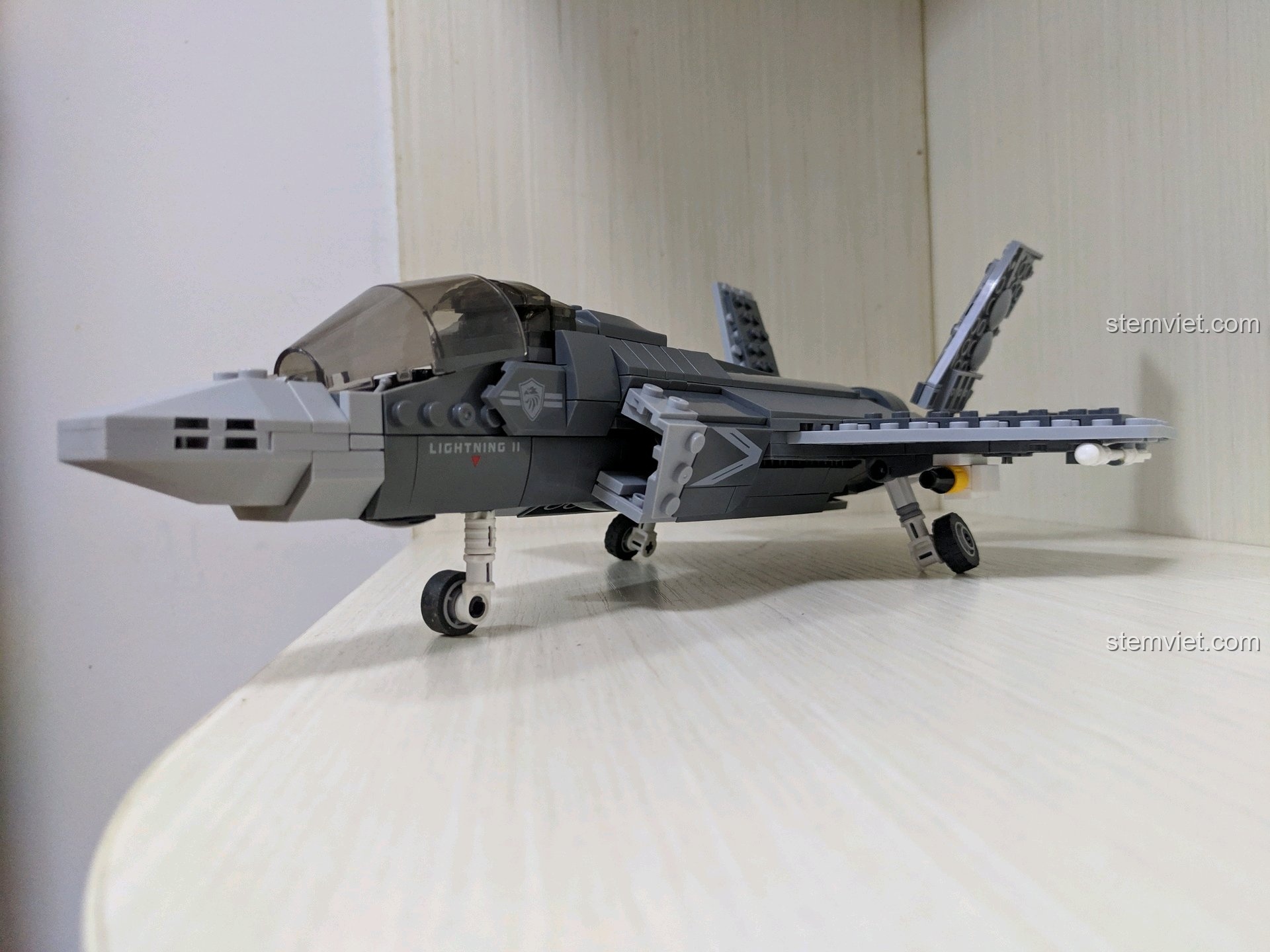 Đánh giá Xingbao 06026 Mô hình F-35, mô hình với các cánh tà và cánh đuôi có thể điều chỉnh được.