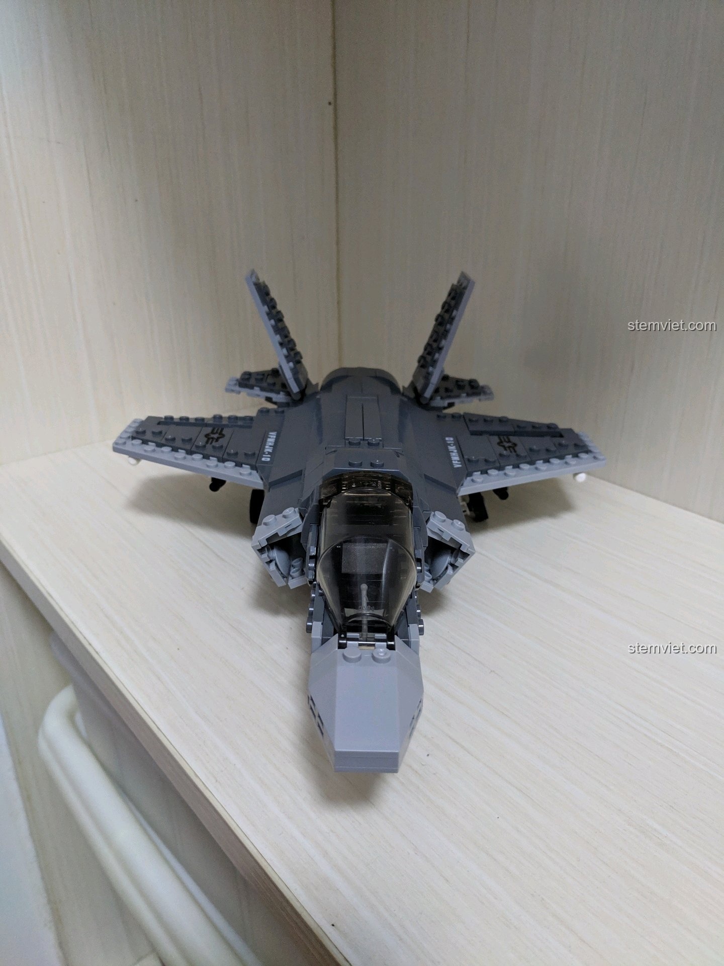 Mô hình F-35 hoàn thiện từ bộ lắp ráp Xingbao 06026, chụp từ góc chính diện, trưng bày trên kệ gỗ.