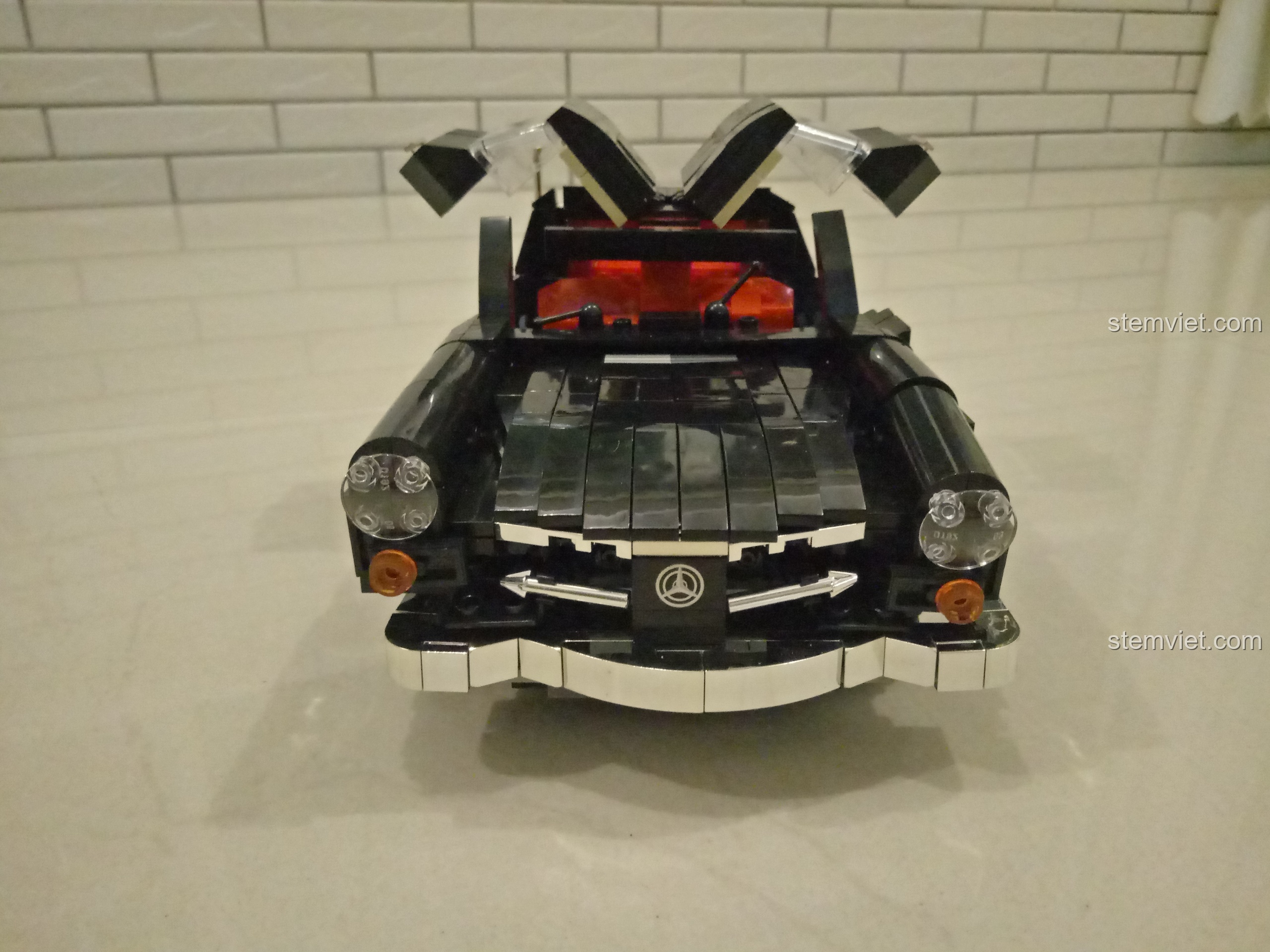 Mô hình hoàn thiện của bộ đánh giá Xingbao 3010 Biểu tượng xe hơi Đức Mercedes 300SL với hai cửa cánh chim đang mở.