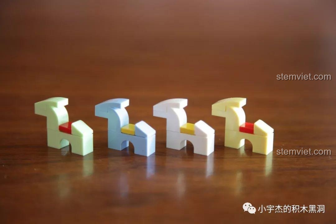 Bốn chú ngựa gỗ mini đầy màu sắc được lắp ráp từ các mảnh ghép của bộ đồ chơi Vòng xoay ngựa gỗ cho bé từ 6 tuổi.