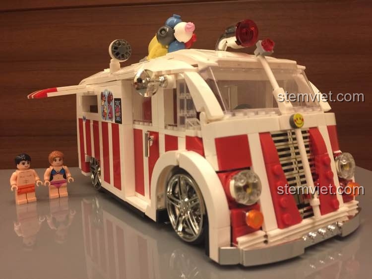Đánh giá Xingbao XB-08004 Mô hình Xe Bán Kem hoàn thiện với hai minifigures, thiết kế vintage màu đỏ trắng bắt mắt.