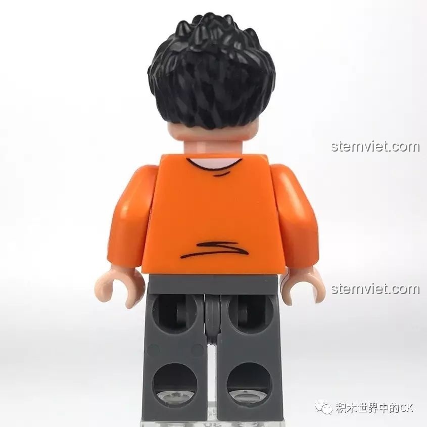 Mặt sau của minifigure Con trai Lão Lý, với các đường nét vẽ tay trên áo trong bộ XINGBAO XB-01013.