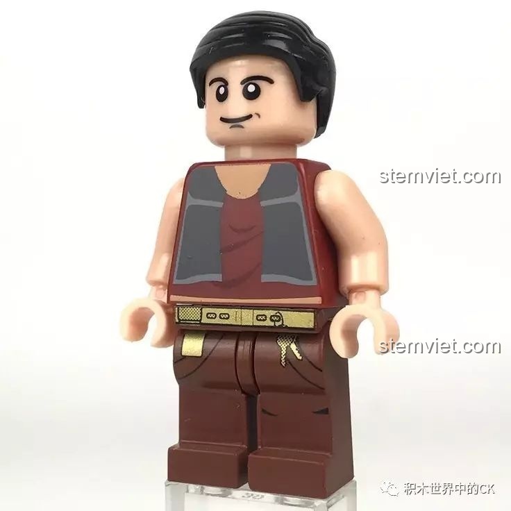Góc nghiêng của minifigure Cương Tử, làm nổi bật chi tiết in trên quần và thắt lưng trong bộ XINGBAO XB-01013.