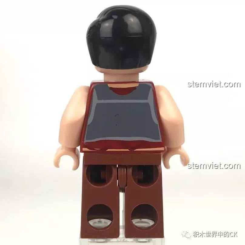 Mặt sau của minifigure Cương Tử từ bộ lắp ghép Khu nhà tập thể kiểu cũ XB01013, thiết kế lưng áo đơn giản.
