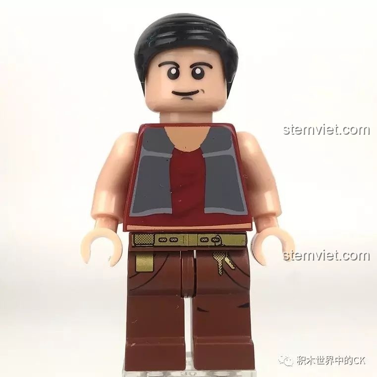 Minifigure Cương Tử trong bộ xếp hình Góc Phố Hoài Niệm XB 01013, mặc áo ba lỗ và áo khoác ghi lê.
