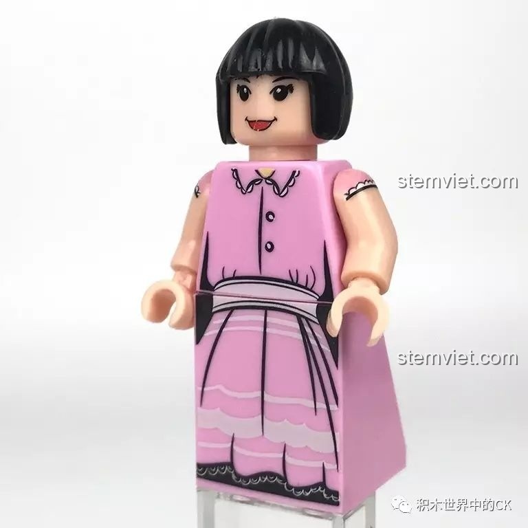 Góc nghiêng của minifigure Lưu San San, cận cảnh chi tiết váy hồng và hình xăm trên tay.