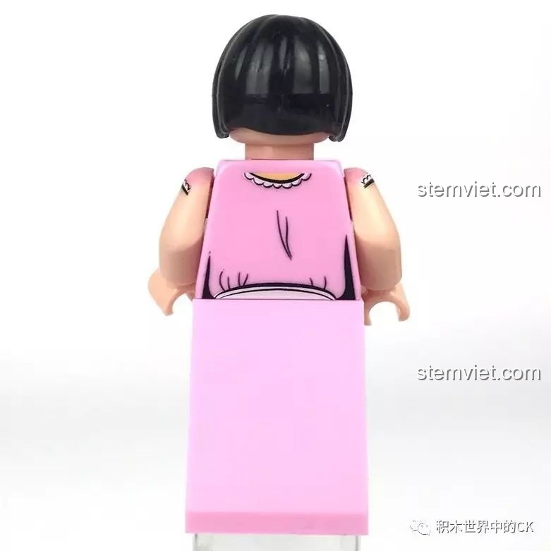 Mặt sau của minifigure Lưu San San, phần lưng váy màu hồng trơn không có chi tiết in.