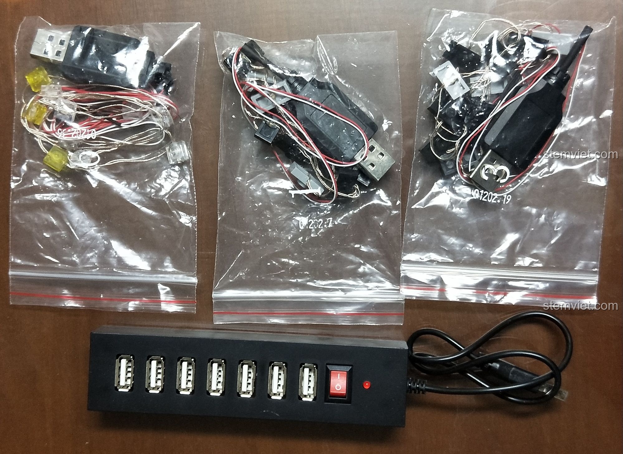 Bộ kit đèn LED đi kèm trong set XINGBAO Ngôi nhà mơ ước, bao gồm dây đèn, đầu cắm USB và một hub chia cổng USB.