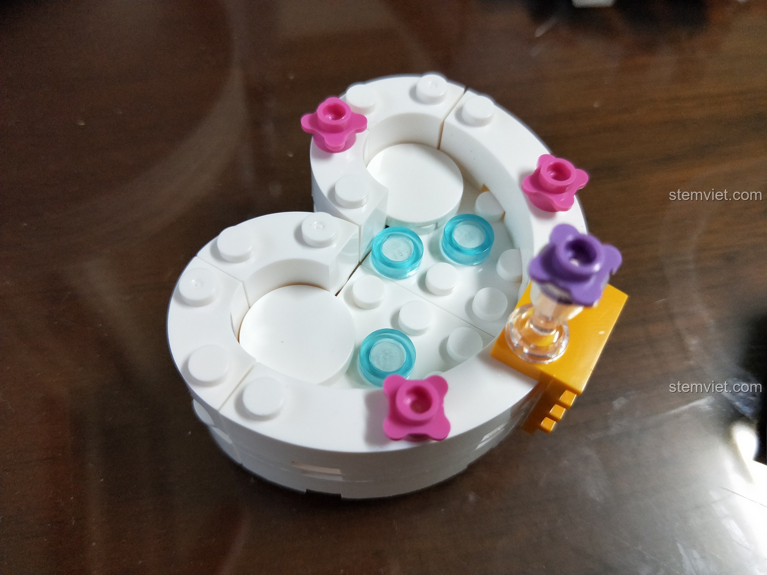 Cận cảnh hồ bơi mini hình trái tim được lắp ráp từ các mảnh ghép trắng, xanh và hồng của bộ XINGBAO XB01202.