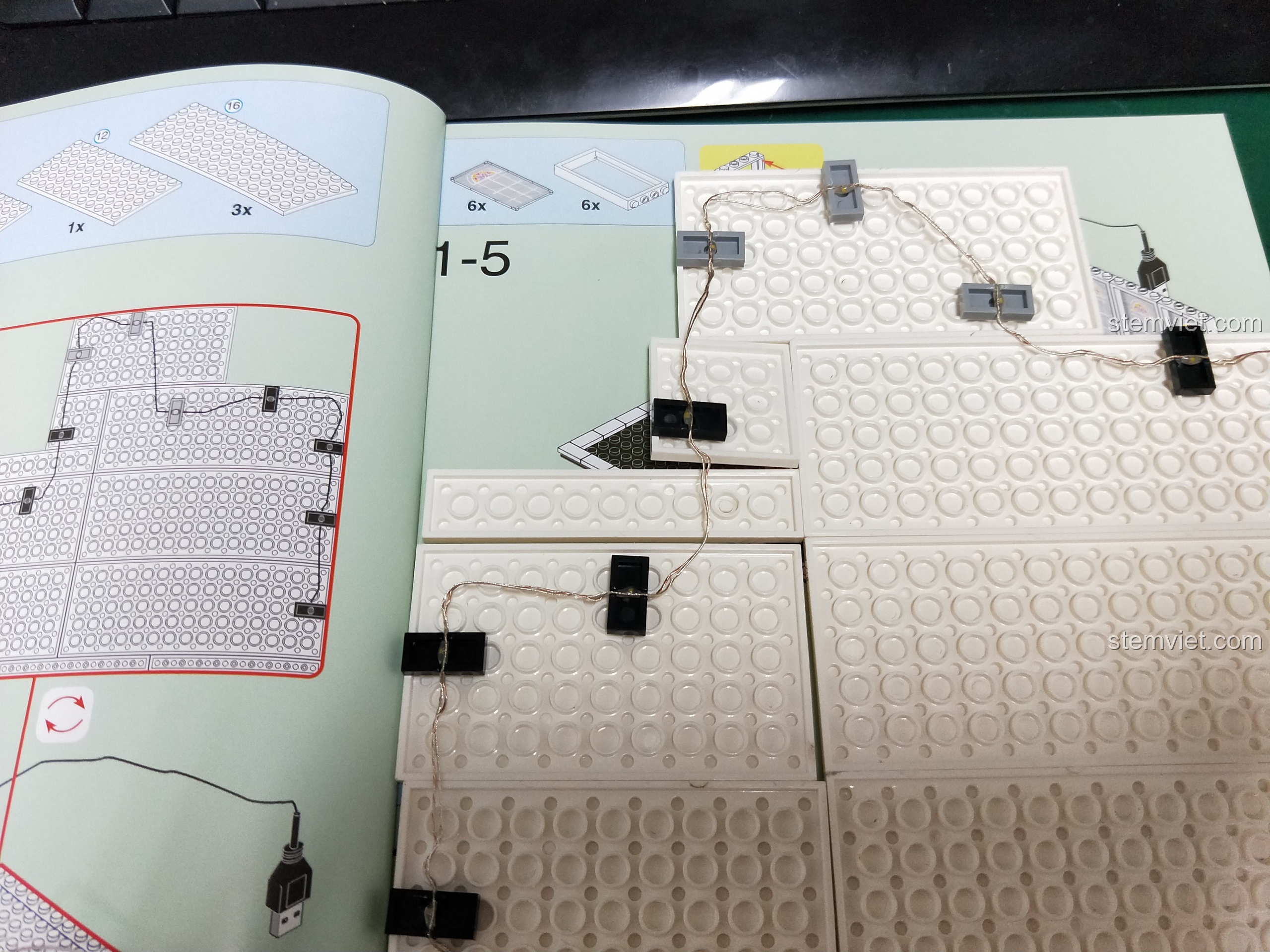 Hướng dẫn đi dây đèn LED dưới các tấm plate sàn nhà trong sách hướng dẫn của bộ Biệt Thự Trái Tim Lãng Mạn.