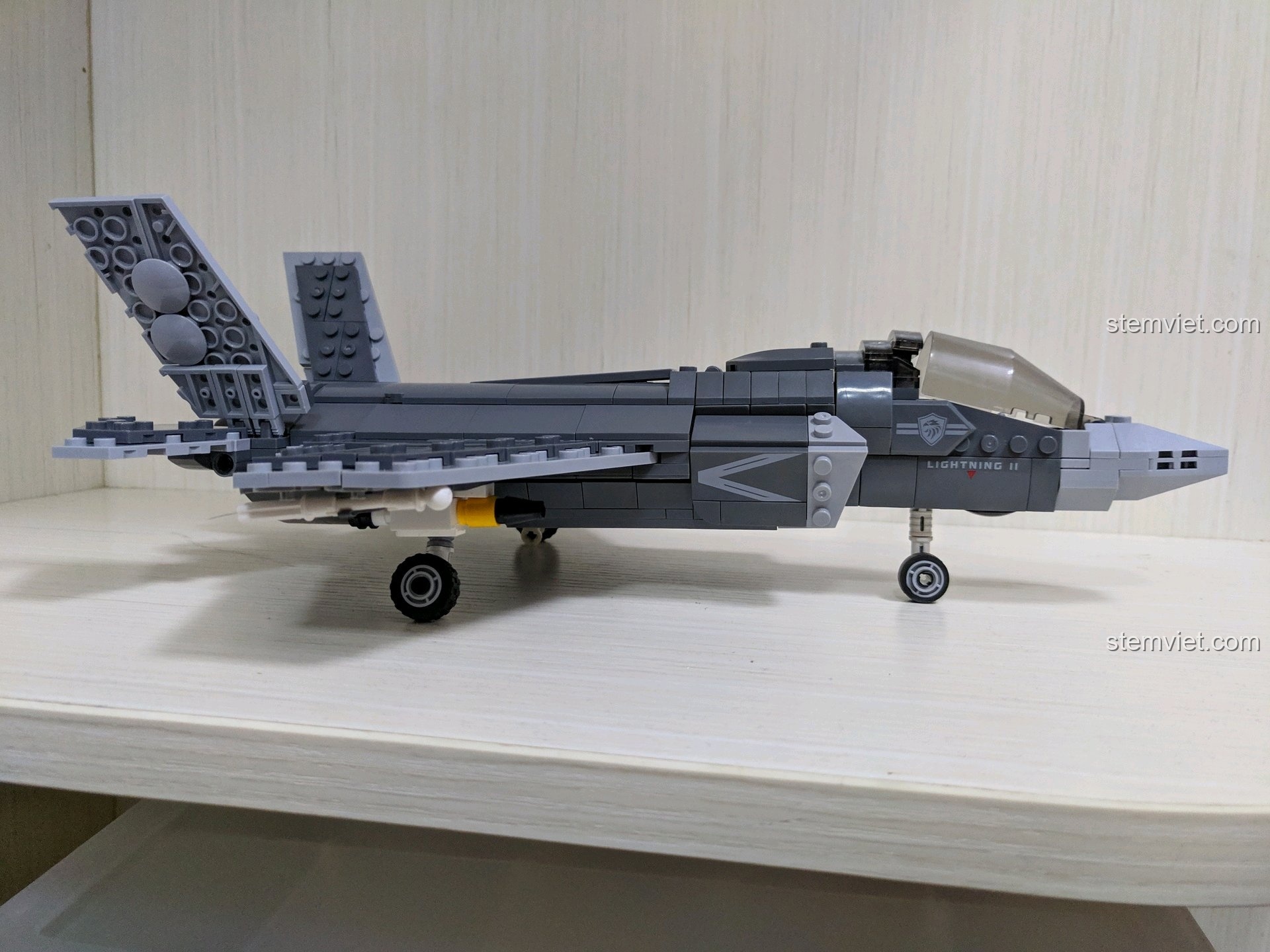Đánh giá Xingbao XB06026 Chiến đấu cơ thế hệ thứ 5 F-35, hình ảnh mô hình hoàn thiện nhìn từ cạnh bên.
