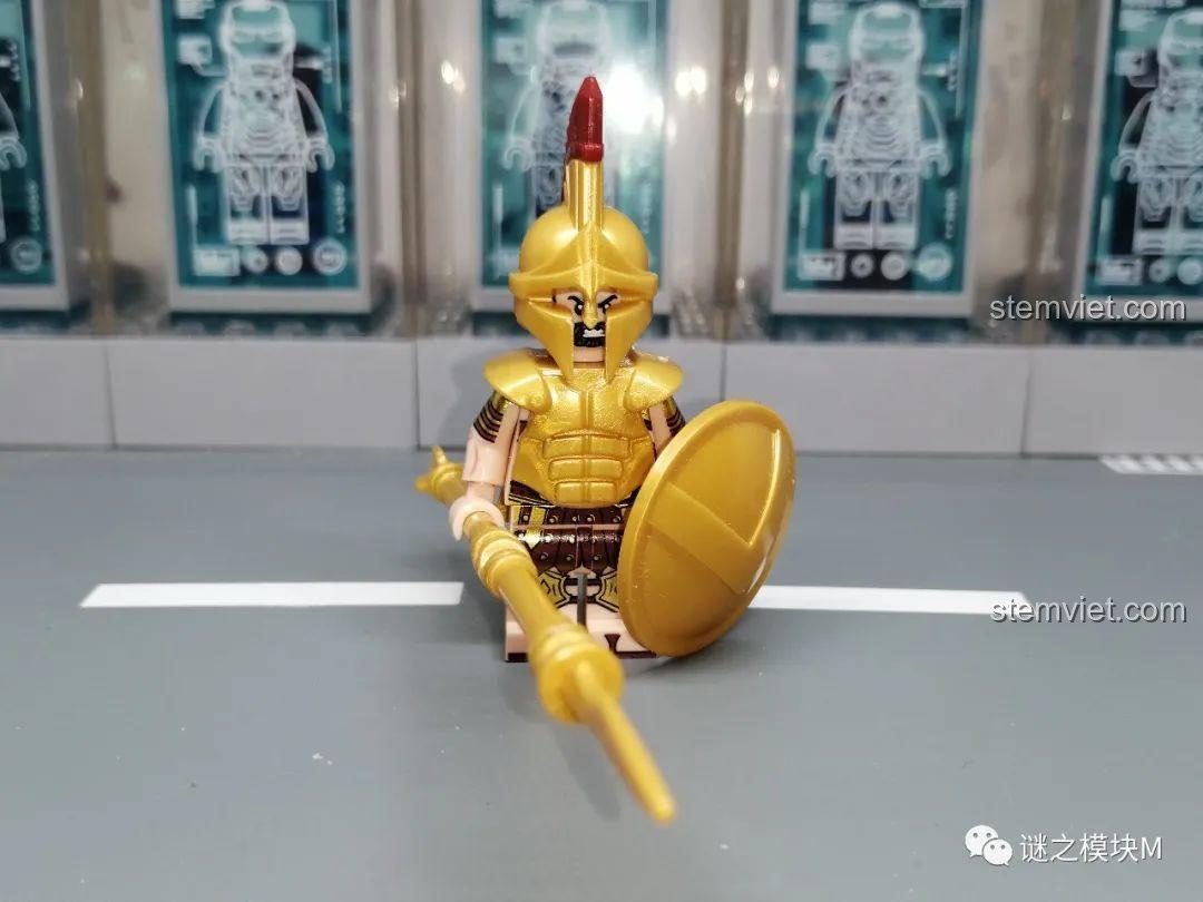 Minifigure anh hùng Sparta từ bộ XINH, với giáp vàng, khiên và giáo. Đánh giá XINH X0316 Lính Sparta.