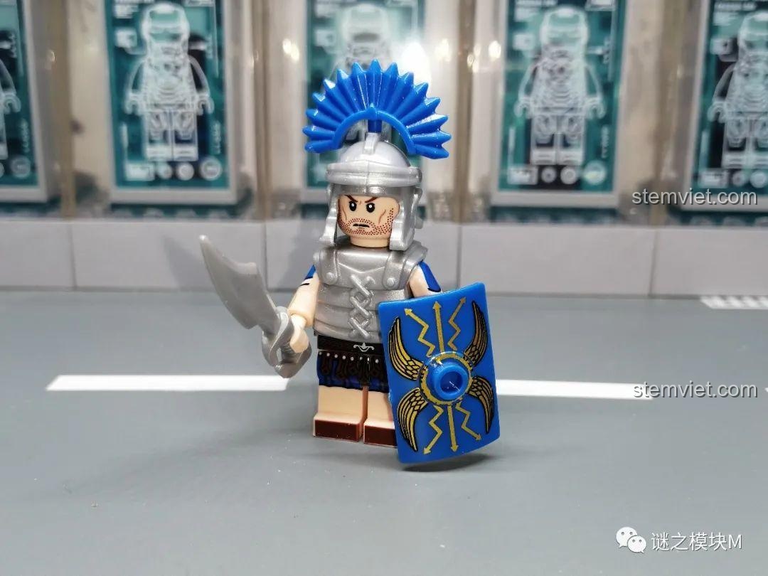 Minifigure Đội trưởng La Mã (Centurion) từ bộ XINH, với mũ mào xanh và khiên. Trải nghiệm XINH 316 Chiến binh La Mã.