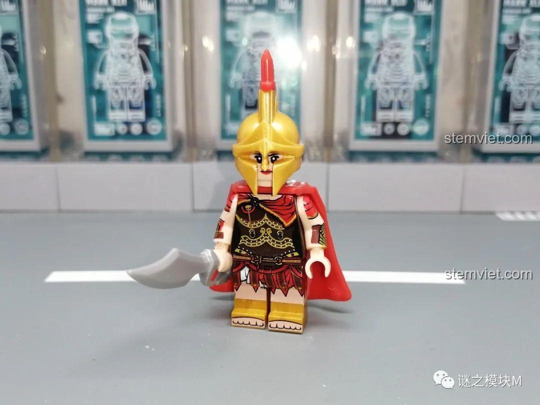 Minifigure nữ chiến binh Sparta từ bộ XINH, với mũ, áo choàng đỏ và kiếm. Đồ chơi nhân vật XINH X 316 giá hời.