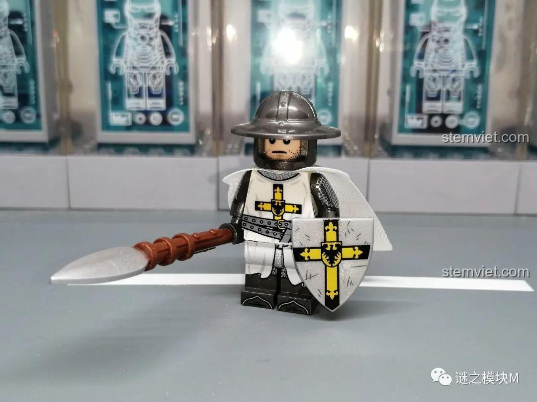 Minifigure Hiệp sĩ Teuton từ bộ XINH, cầm giáo và khiên, trang phục trắng in chữ thập đen. Nhận xét XINH X0316 Minifigure Lịch sử.