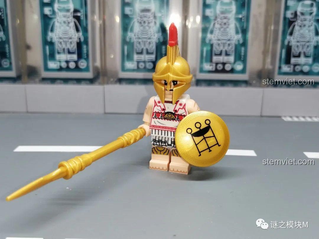 Minifigure lính bộ binh nặng Hy Lạp (Hoplite) từ bộ XINH, với mũ vàng, khiên và giáo. Set minifigure Anh hùng Sparta XINH.