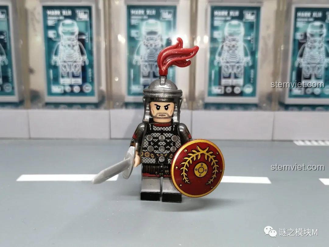 Minifigure người cầm cờ hiệu La Mã (Signifer) từ bộ XINH, với mũ mào đỏ và khiên tròn. Hiệp sĩ Dòng Đền 0316 xịn giá rẻ.