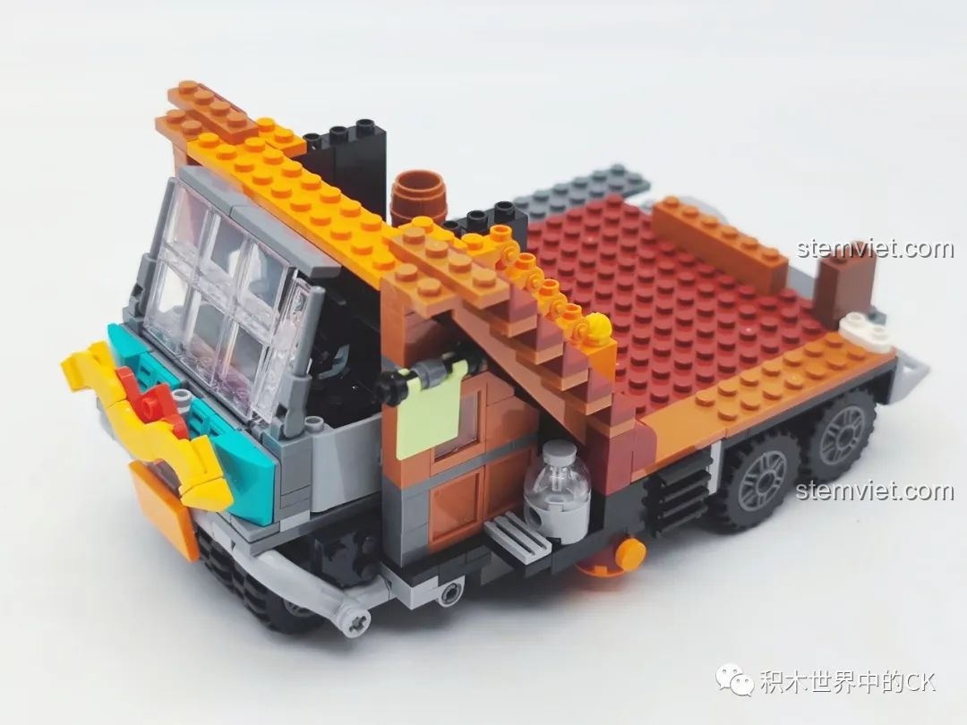 Quá trình lắp ráp phần khung và cabin của xe tải trong bộ Zhegao DZ6134.