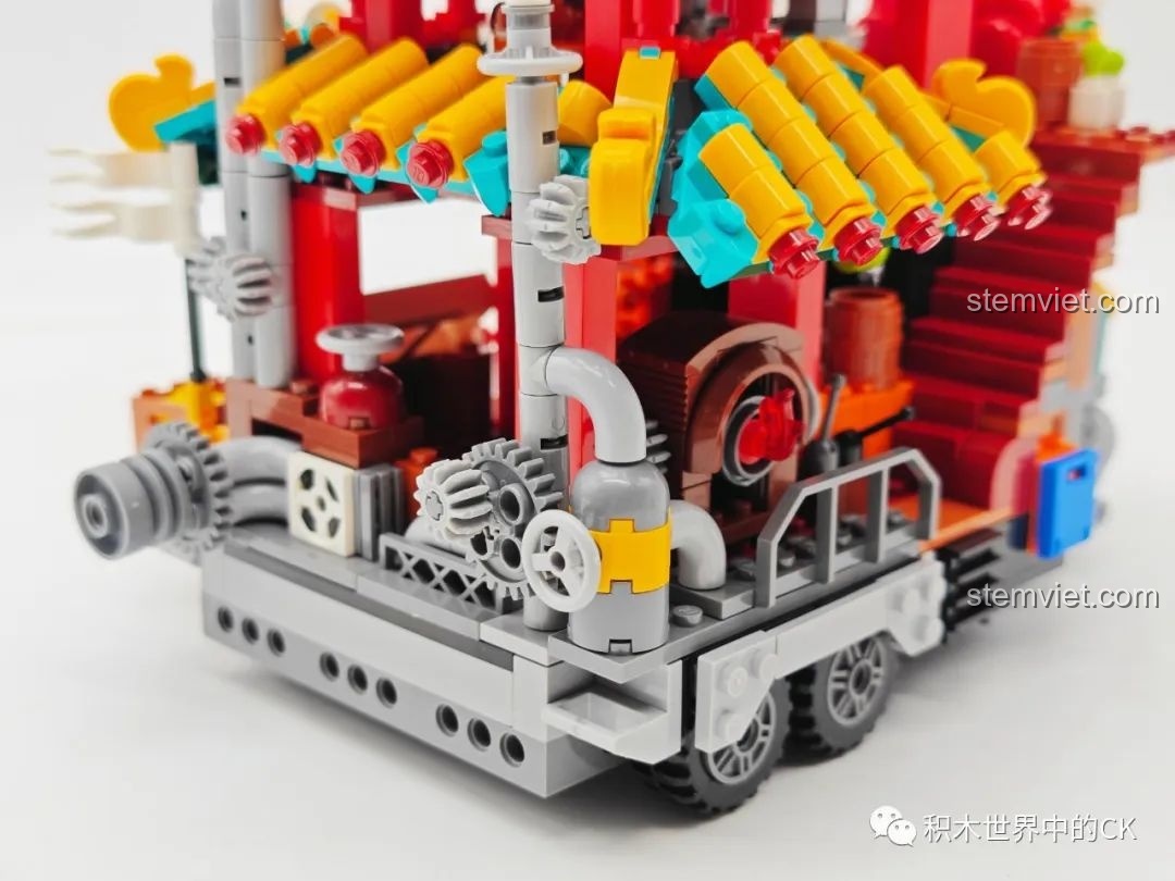 Chi tiết cơ khí và đường ống ở phía sau xe tải Zhegao DZ6134.