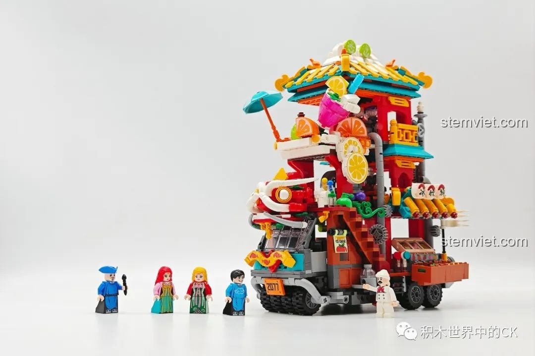 Mô hình xe tải Zhegao DZ6134 hoàn chỉnh cùng 5 minifigure đi kèm.