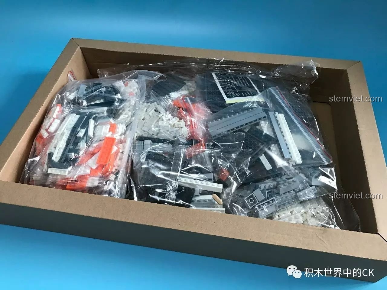 Bên trong hộp bộ xếp hình Mô BB-8 cho trẻ trên 16 tuổi với các túi mảnh ghép được đóng gói cẩn thận.