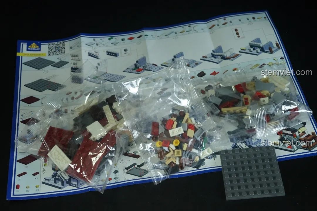 Các túi mảnh ghép và sách hướng dẫn của bộ KAZI KY5005, cho thấy sự chuẩn bị kỹ lưỡng trước khi trải nghiệm lắp ráp.