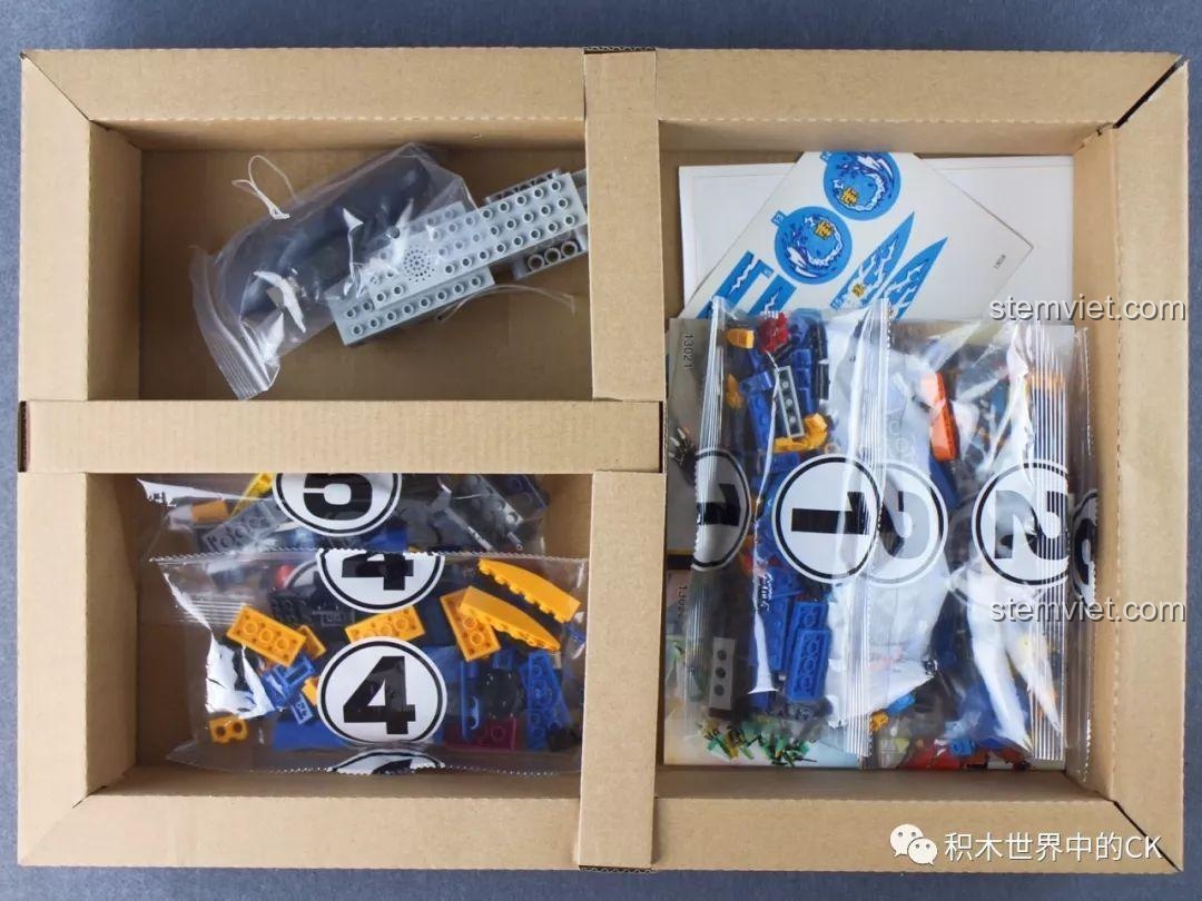 Bên trong hộp Mould King 13018, các túi chi tiết và sách hướng dẫn được sắp xếp trong khay carton.