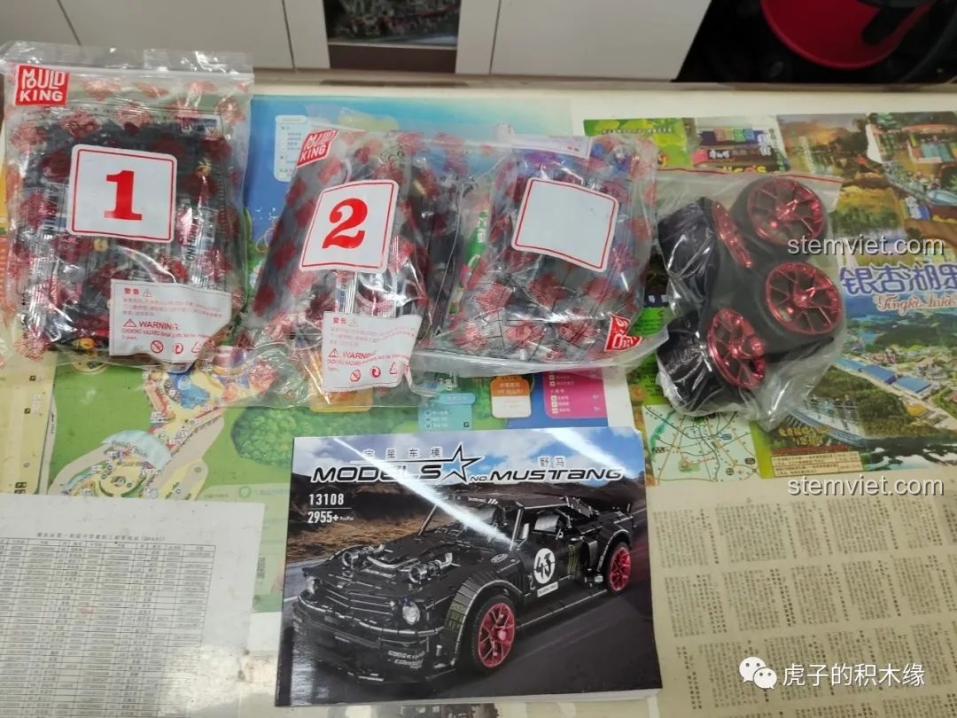 Bên trong hộp Mould King 13108 là các túi chi tiết được đánh số, sách hướng dẫn và bộ bánh xe đã lắp sẵn.