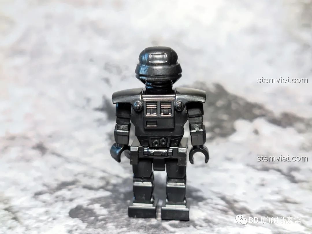 Mặt sau của minifigure Dark Trooper KORUIT KT1052 Star Wars, cho thấy thiết kế chắc chắn.