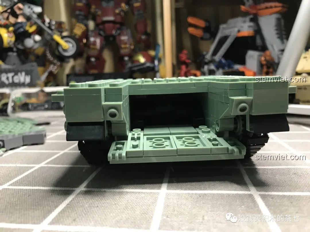 Đặt mô hình động cơ V12 vào khoang chứa phía sau của xe tăng Jiazhi 0101.