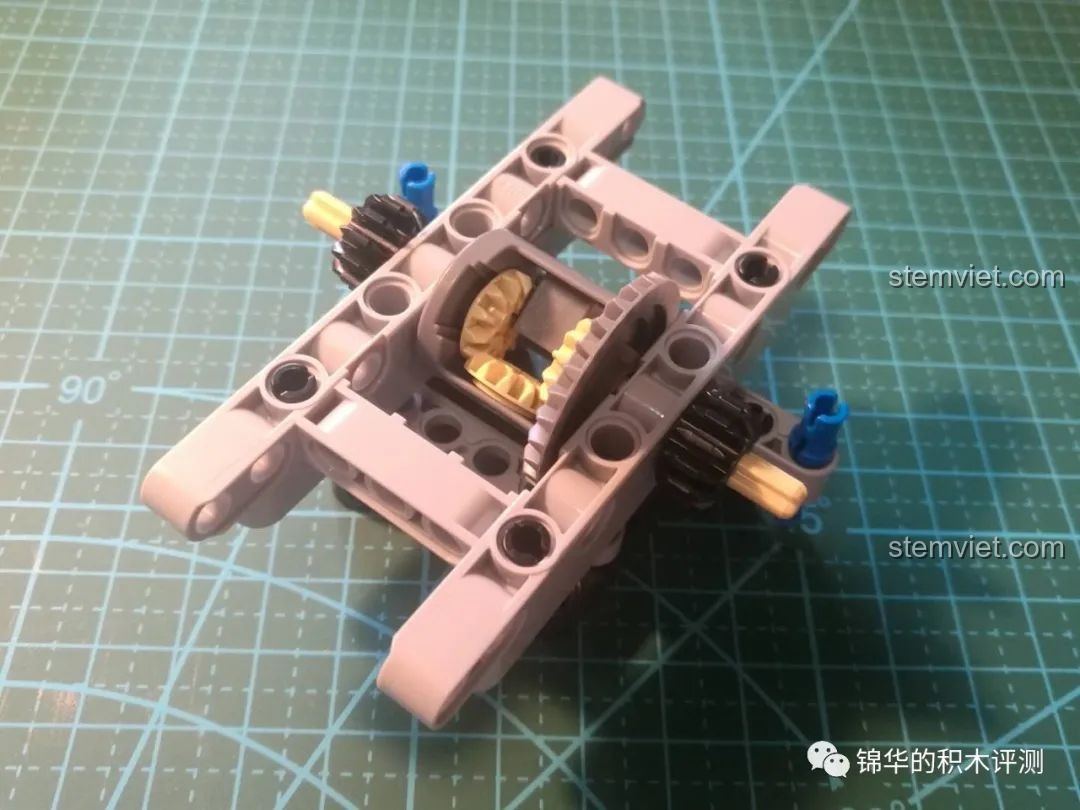Đặt bộ vi sai vào khung cầu xe của đồ chơi lắp ráp Xe bọc thép chở quân Marauder Mould King.
