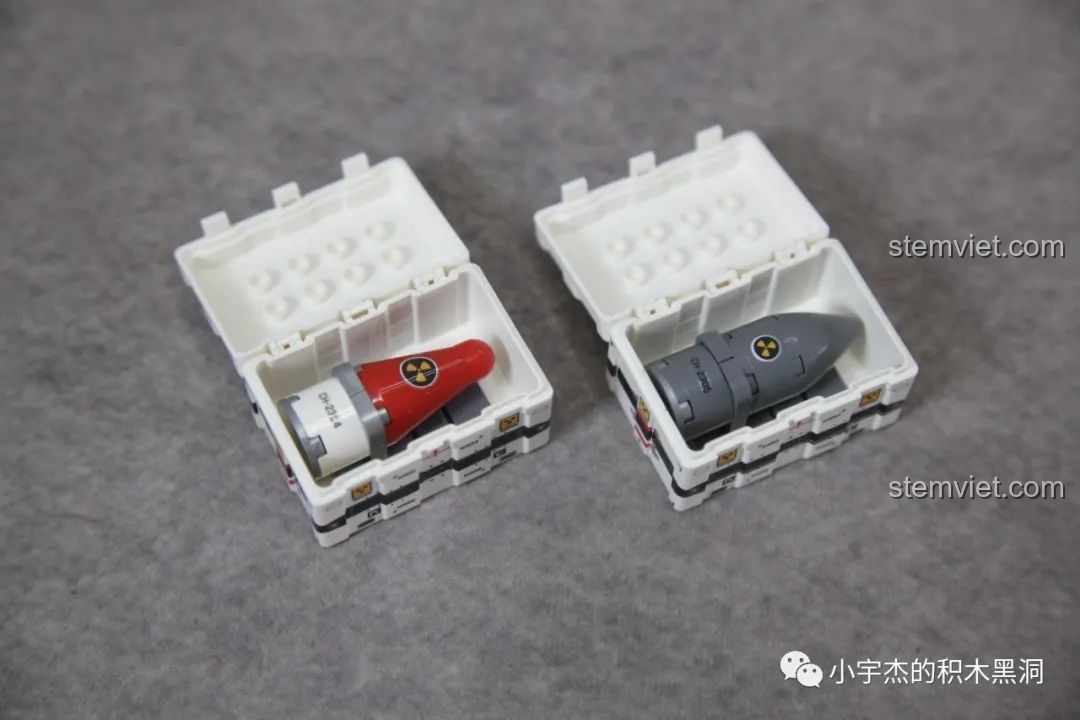 Bên trong thùng chứa là hai loại đầu đạn hạt nhân khác nhau, chi tiết tinh xảo.