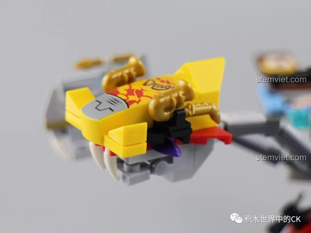 Cận cảnh chi tiết đầu rồng màu vàng trong bộ Winner 8056, có hình dáng giống hổ máy.