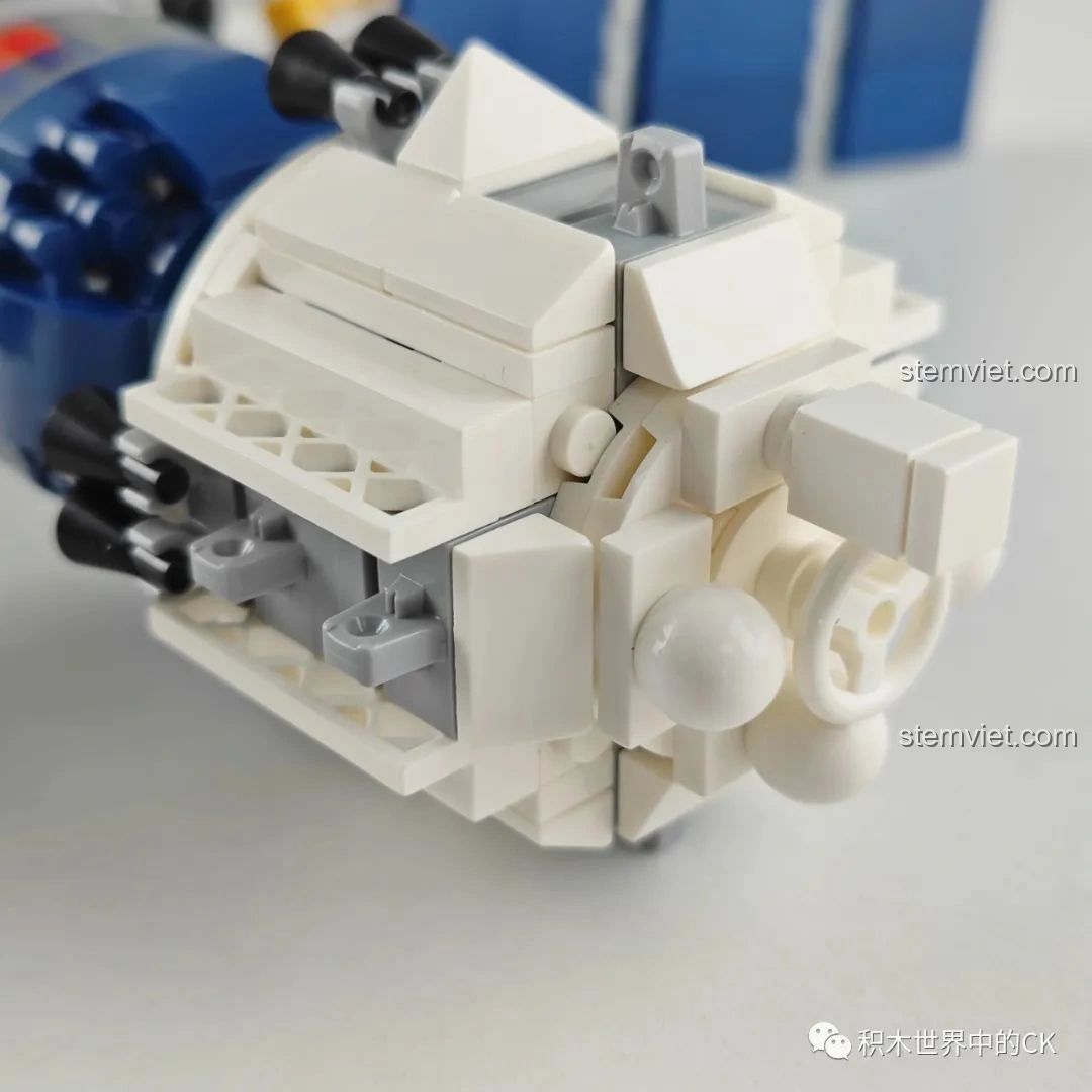 Cận cảnh phần đầu của mô hình tàu vũ trụ Thần Châu ZHEGAO QL0281, với các chi tiết anten và cảm biến được mô phỏng tinh xảo.