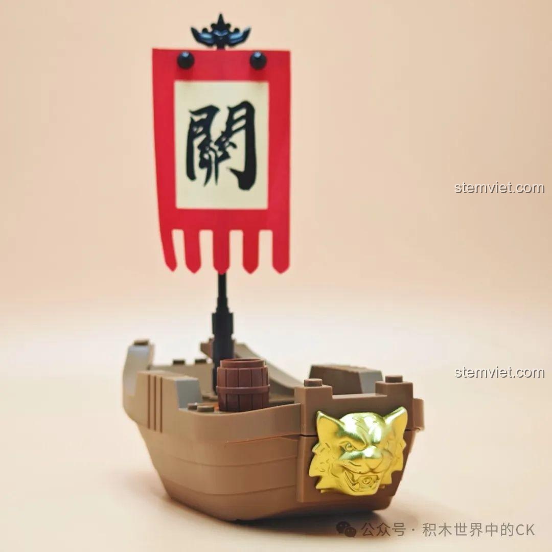 Cận cảnh chi tiết đầu sói mạ vàng ở mũi thuyền trong bộ đồ chơi lắp ghép 20802.