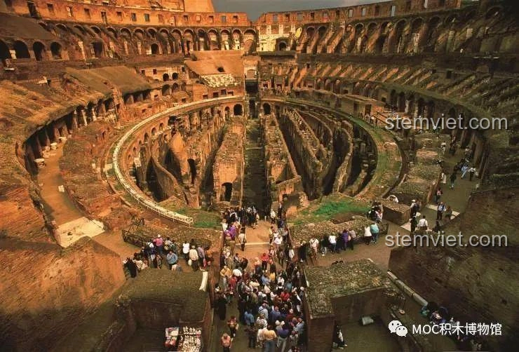 Hình ảnh thực tế của Đấu trường La Mã Colosseum ở Rome, Ý, với các tàn tích cổ kính