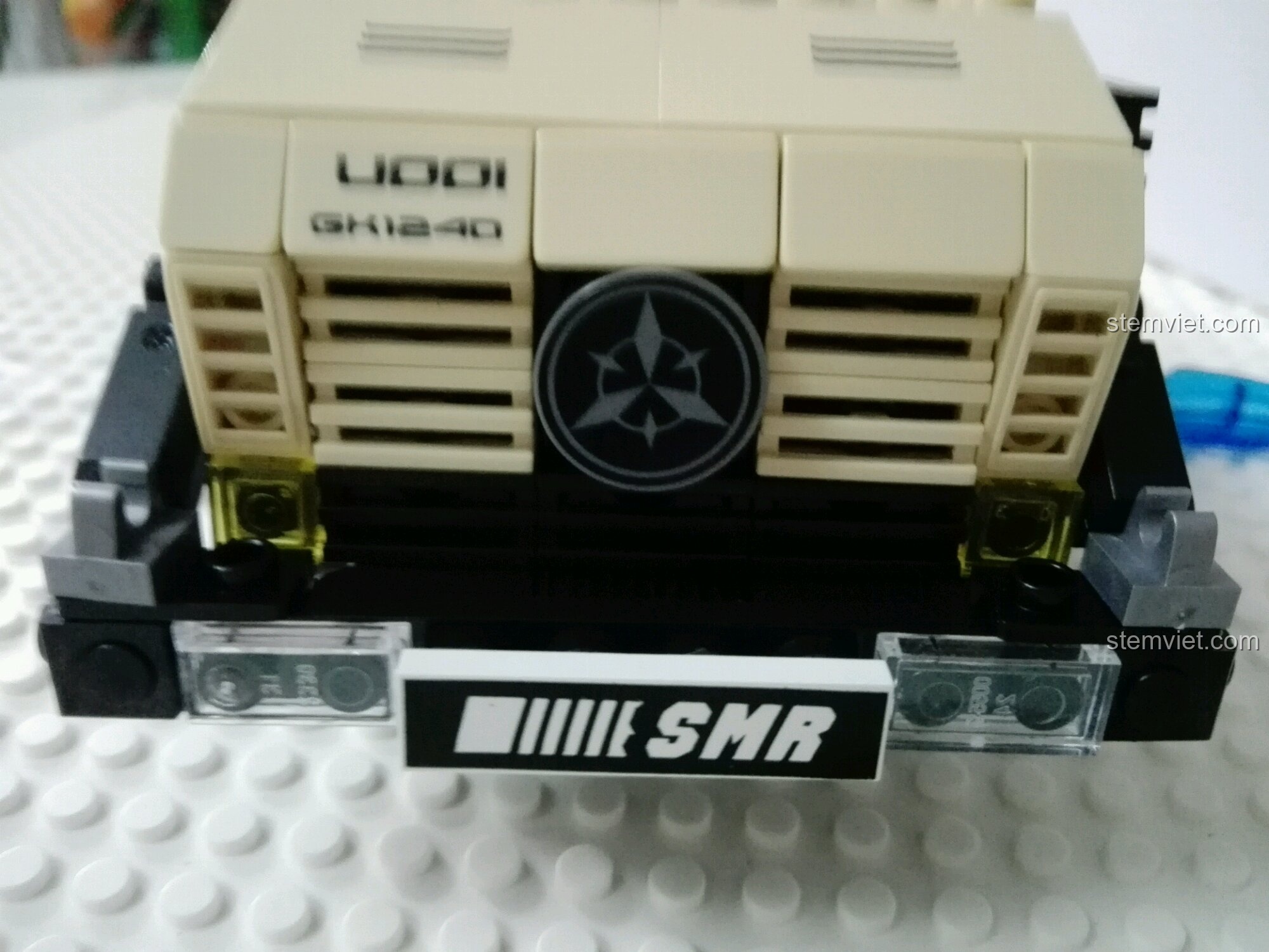 Đầu xe tải địa hình Unimog XB-03026 với lưới tản nhiệt và logo được biến tấu, trông rất ấn tượng.