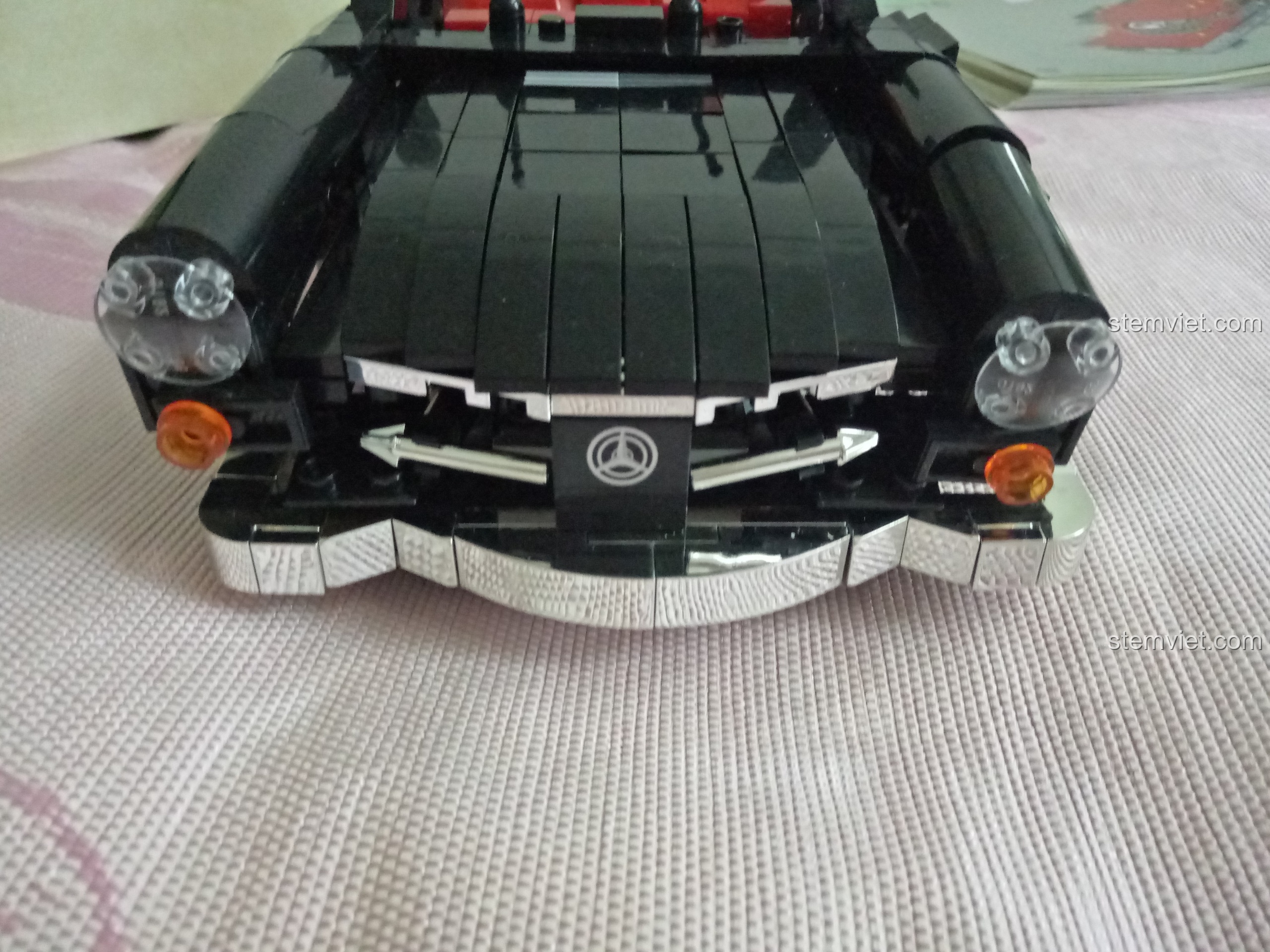 Phần đầu xe hoàn chỉnh với đèn pha và cản trước mạ chrome của mô hình Xe thể thao cửa cánh chim XB-03010.