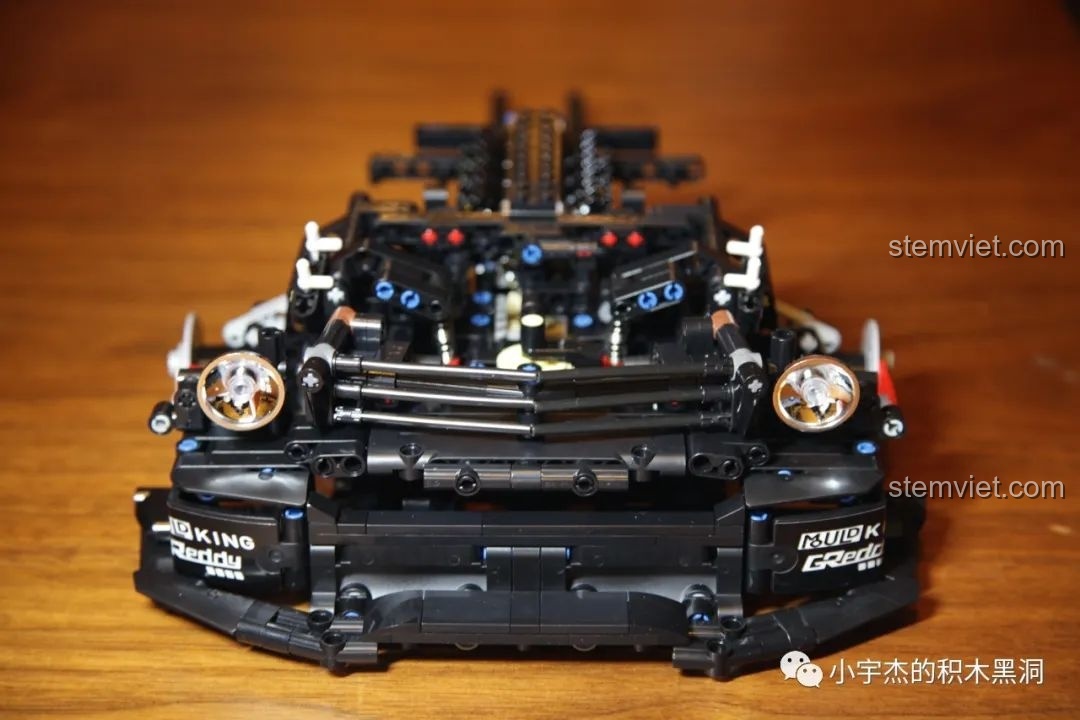 Phần đầu xe của bộ lắp ráp Xe cơ bắp Mỹ Mould King 13108 sau khi hoàn thành bước 2.