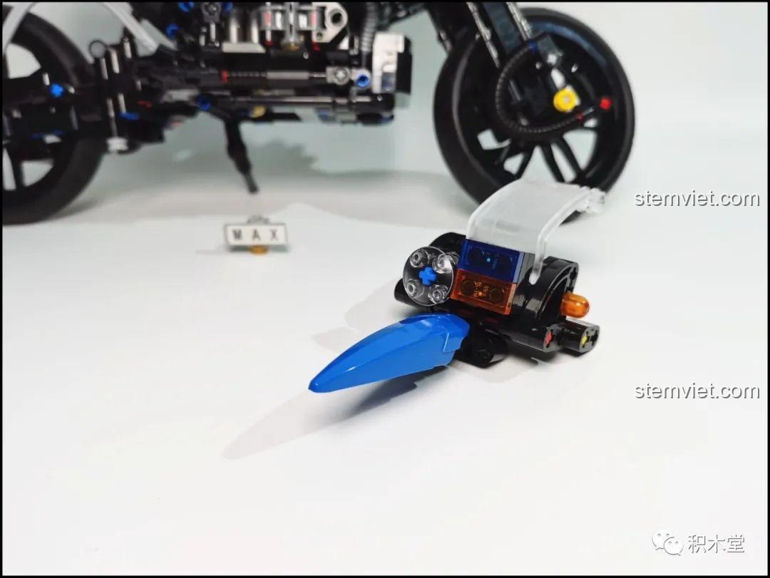 Góc nhìn phía trước của mô hình Leier 50008 Mô tô BMW R1200GS Rallye với kính chắn gió và các chi tiết đèn.