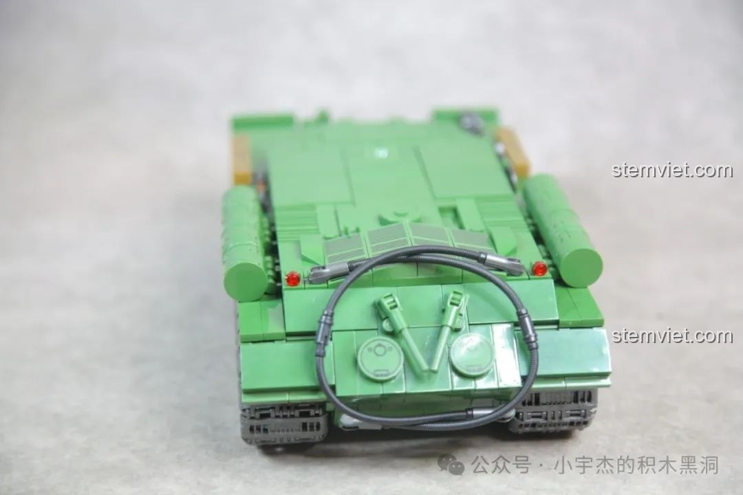 Chi tiết dây cáp kéo bằng ống mềm trên đuôi xe tăng IS-2, tăng tính chân thực.