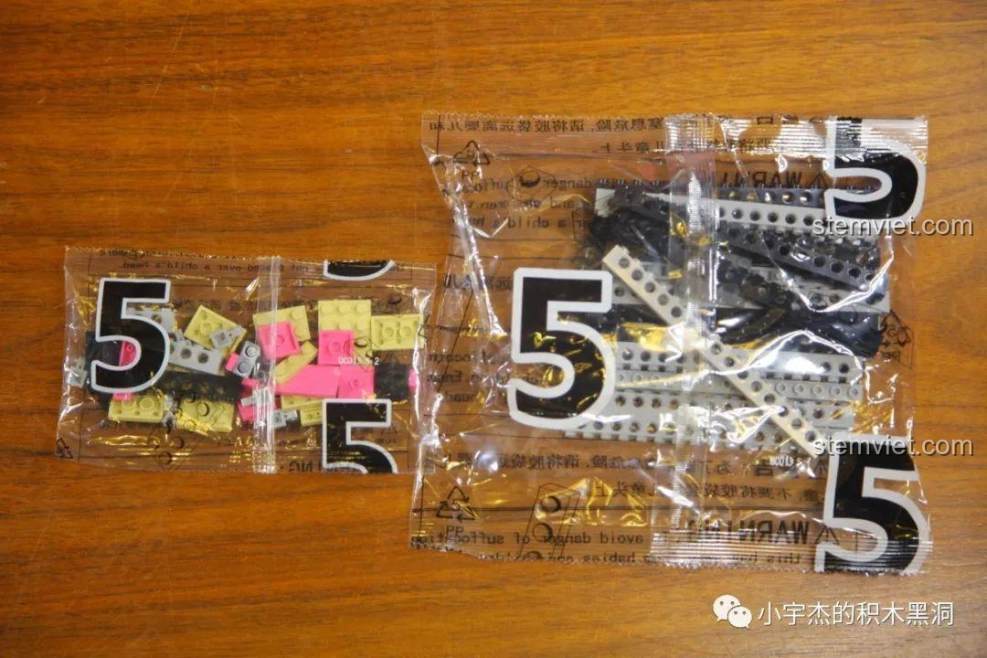 Phần đáy của Thùng Container Hồng 1:10 YC-QC013 với các chi tiết bên trong.