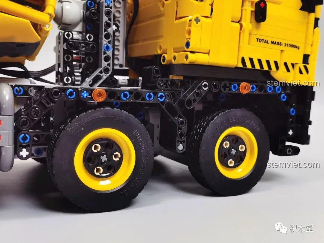 Dây điện động cơ bị lộ ra ngoài trên mô hình Xe Trộn Bê Tông Tycole T4005, cần cố định lại.